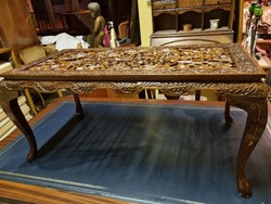 Kézi faragásos indiai asztalka
