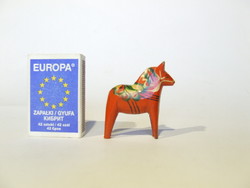 Mini, miniatűr Nils Olsson tradicionális dala ló, lovacska figura