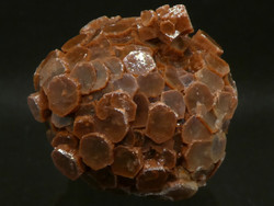 Természetes, álhatszöges, téglavörös Aragonit kristályok halmaza. Gyűjteményi ásvány. 121 gramm