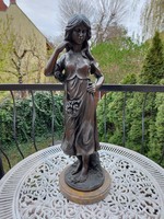 Virágot szedő lány - monumentális bronz szobor műalkotás