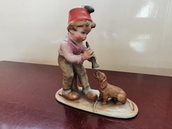 Bertram figura Trombitán játszó fiú, kutyussal