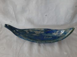 Türkiz-kobalt színű, levél formájú tálka, irizáló mázzal