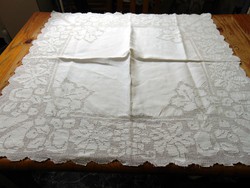 Richly madeira patterned tablecloth 80 x 80 cm.