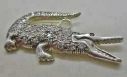 Csodálatos régi ezüst krokodil bross fehér kövekkel
