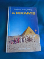 A PIRAMIS  Ismail Kadaré   Kheopsz fáraoról íródott könyv.