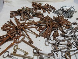 Közel 300 darab régi kovácsoltvas kulcs , pincekulcs , kapukulcs