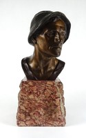 1H284 Kalapos férfi bronzszobor márvány talapzattal. Az 1900-as évek elejéről.