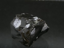 Hópehely obszidián: természetes vulkáni üveg krisztobalit kristályokkal. 13,8 gramm