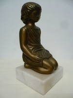 Rábainé kiss lenke (1926-2000): a little girl kneeling