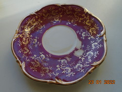Kézzel festett Aranybrokát virágmintás bordó tányér, hullámos peremmel