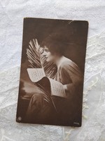 Antik szépia romantikus fotólap/képeslap hölgy kottával, kotta 1910 körüli