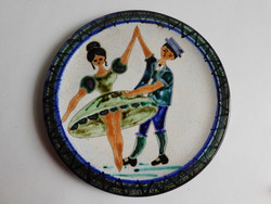 Kézműves kerámia tányér életképpel - táncoló pár