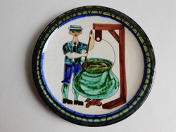 Kézműves kerámia tányér életképpel - fiú bográccsal