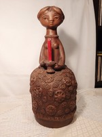KŐFALVI GYULA  keramikus (1920 -1986) GYERTYÁT TARTÓ LÁNY SZOBOR - terrakotta