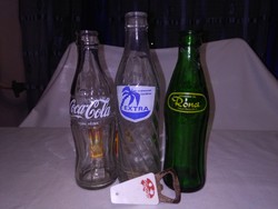 Három darab retro üdítős üveg palack és egy Gyöngy sörbontó - együtt - Róna, Extra, Coca-cola