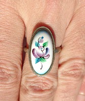 Porcelánra kézzel festett virág keretben, gyűrű