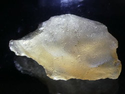 Ritka, természetes becsapódáskísérő Líbiai sivatagi üveg tektit, Krisztobalit zárványokkal. 1 gramm