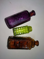 3 antik orvosságos üvegcse, kis színes üvegek