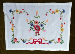 Hímzett , virág mintás , falvédő díszterítő , dekoráció 93 x 67 cm magyar néprajz hímzés