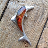 Ezüst delfin bross borostyán kővel díszítve