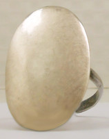Extravagáns ezüst gyűrű nagy ovális lappal 925
