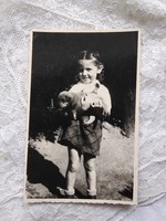 Régi magyar fotólap/életkép, kislány cuki kiskutyával, kölyökkutya 1951