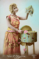 Antik üdvözlő fotó képeslap hölgy kalapdobozzal
