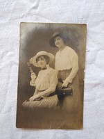 Antik műtermi fotólap elegáns hölgyek kalapban, korabeli divat Auer Fivérek fényképészete Szeged