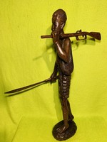 Large statue of an African man with a 68 cm high weapon, a statue holding a rifle and a machete