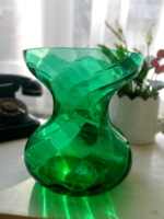 Zöld színű, csavart testű üvegváza