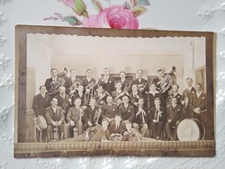 Antik szépia fotólap zenekar, fúvóshangszerek, dob, fiatal fiúk, férfiak, 1900 körüli