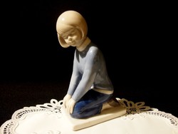 Térdeplő kislány német Sitzendorf porcelán 15 cm magas