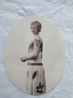 Antik ovális fotó, csinos rövid hajú hölgy jelmezszerű ruhában 1920 körüli lehet