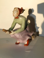 Kispest Balogh Béla tervezte boszorkány porcelán figura.