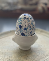 Kézzel festett kék mintás kerámia tojás