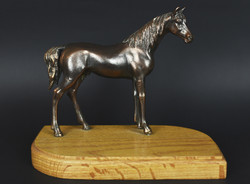 Arab mént mintázó bronz ló szobor, fa talpazaton