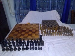 Régi faragott fa sakk figurák / 92 darab /, sakk táblák -  együtt