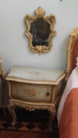 Barokk velencei éjjeli szekrények tükrökkel.