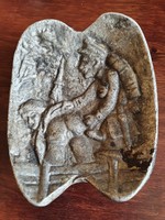 Pajzán, erotikus jelenetet ábrázoló háborús hamutartó alumíniumból