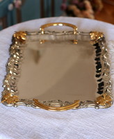 Nagyméretű dekoratív fém tálca arany levéldíszítéssel és fogókkal