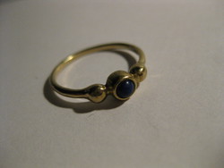 Older women's ring with 8 carat blue stone (lapz lazuli) 1.5 gr