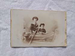 Antik, szépia magyar CDV/vizitkártya/keményhátú fotó gyerekek csónakban Bleyer Aladár Gyula