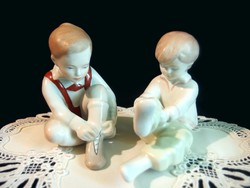 2 db Aquincumi porcelán: öltözködő gyerekek, cipőt kötő kisfiú és nadrágot húzó kislány 1.