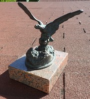 Irredenta piac bird _ bronze statue on a marble pedestal