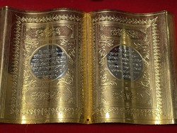Héber írással aranyozott könyv plakett "ezustmaci61" részére foglalva