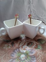 2 cups with 2 small spoons