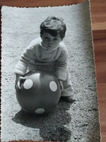 Rég képeslap, kisgyerek labdával, 1963