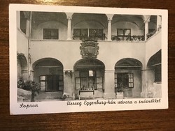 Sopron Herceg Eggenburg-ház udvara a szószékkel.Régi fekete-fehér képeslap.Póstatiszta