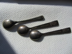 3 mini teaspoons, spicy? (I see it as silver)