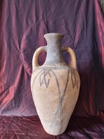 The age of the amphora shoe is an unknown monumental size corresponding to the age of 67 cm